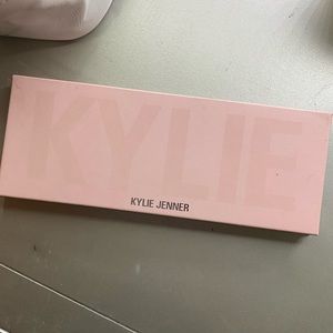 ❤️KYLIE pressed powder palette ❤️